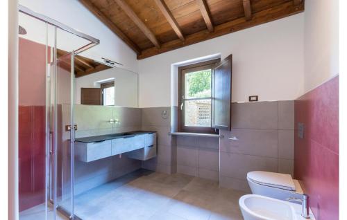een badkamer met een wastafel en een glazen douche bij Cozy Home In Santarcangelo With Sauna in Sant Arcangelo