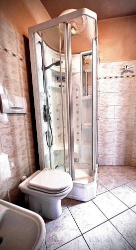 a bathroom with a shower and a toilet at Welcome Traveller CHARMING EVA APARTMENT in Garda