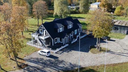 una vista aérea de una casa con un coche aparcado delante en Nõva Külalistemaja, en Nõva