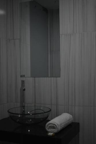 a bathroom with a glass bowl sink and a mirror at Hotel Demetria in Huánuco