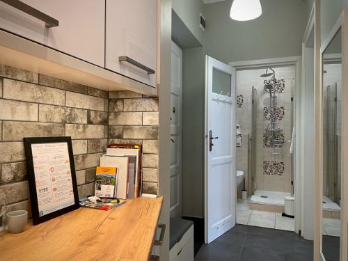 ein Bad mit einer Holztheke und einer Dusche in der Unterkunft Apartamenty Zasanie in Przemyśl