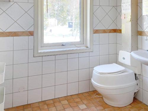 La salle de bains est pourvue de toilettes blanches et d'une fenêtre. dans l'établissement Two-Bedroom Holiday home in Norrtälje, à Marholmen
