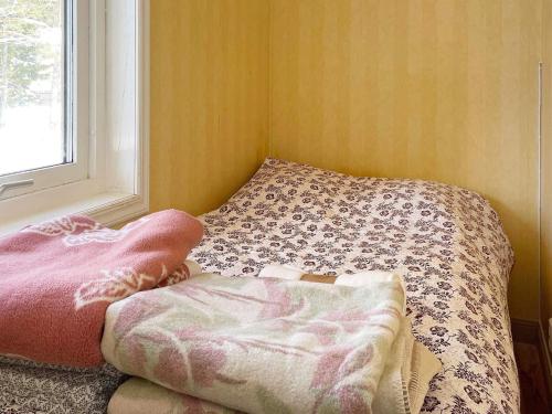 Un pat sau paturi într-o cameră la Two-Bedroom Holiday home in Norrtälje
