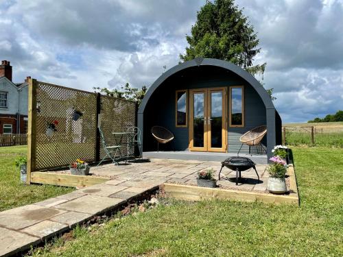 una casita en medio de un patio en Park Hill Pod, en Stratford-upon-Avon