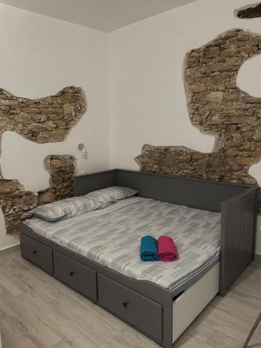 ein Schlafzimmer mit einem Bett mit zwei Flip-Flops darauf in der Unterkunft Il mandorlo appartamenti in San Vito Chietino