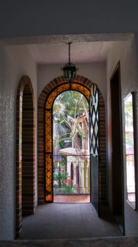 an archway with an open door to a house at Ideal Ixtapan in Ixtapan de la Sal