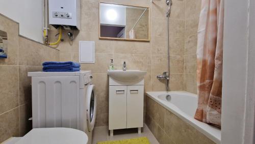 een badkamer met een toilet, een wastafel en een douche bij Słoneczny Apartament Symi in Sopot