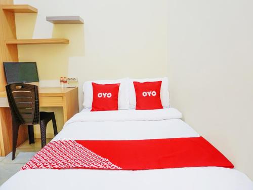 Tempat tidur dalam kamar di Super OYO Flagship 90723 Berlima Guest House Syariah
