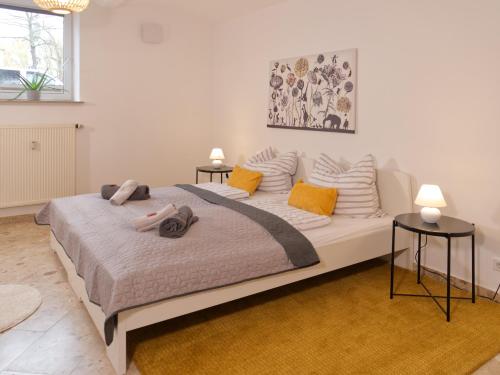 1 dormitorio con 1 cama grande y 2 mesas en BohnApartments Elisa - Wohlfühlapartment mit 2 gratis Parkplätzen und 3 Schlafzimmern - WLAN - Vollausstattung en Erfurt