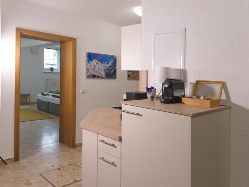 Ett kök eller pentry på BohnApartments Elisa - Wohlfühlapartment mit 2 gratis Parkplätzen und 3 Schlafzimmern - WLAN - Vollausstattung