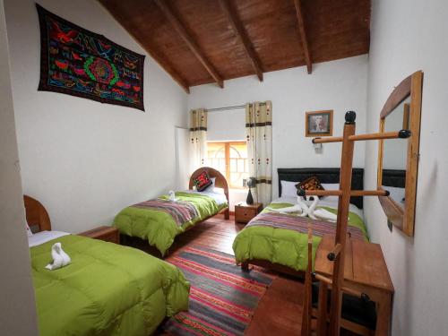 1 dormitorio con 3 camas en una habitación en Hotel Inka King, en Ollantaytambo