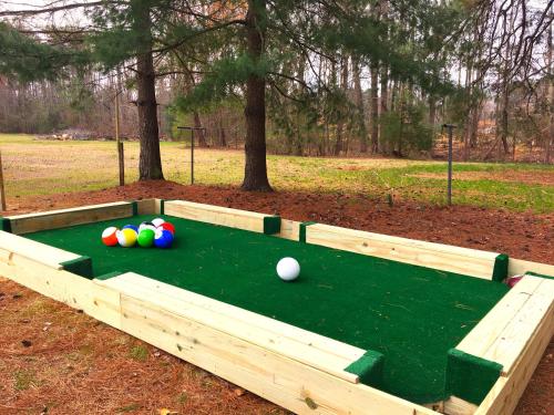 Τραπέζι μπιλιάρδου στο Uncle Bill's Lodge & Soccer Pool Showdown