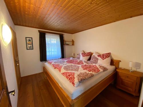 Schlafzimmer mit einem Bett mit Holzdecke in der Unterkunft Ferienwohnung Engl Haus in Altaussee