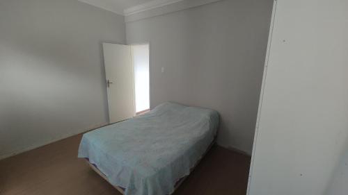 um pequeno quarto com uma cama e uma janela em Apt(2) no centro de VR tudo perto até 7 pessoas em Volta Redonda