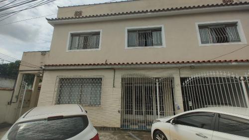 a white car parked in front of a house at Apt(2) no centro de VR tudo perto até 7 pessoas in Volta Redonda