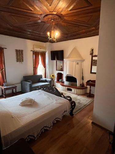 Un dormitorio con una cama y una sala de estar. en Хотел Тома, en Sliven