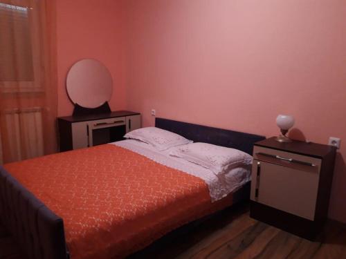 Dormitorio pequeño con cama y espejo en HOLIDAY HOME MARIJA BIG GARDEN, BARBECUE AND FREE PARKING, 