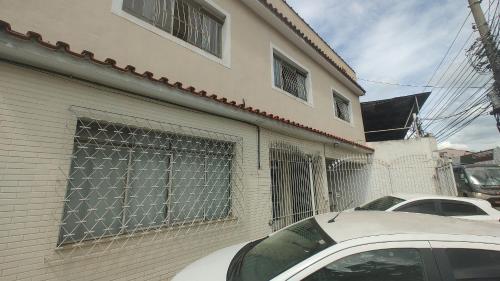 a white car parked in front of a building at Apto(3) mt bem localizado, simples mas com tudo in Volta Redonda