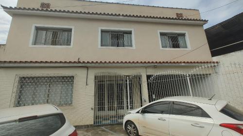 a white car parked in front of a house at Apto(3) mt bem localizado, simples mas com tudo in Volta Redonda