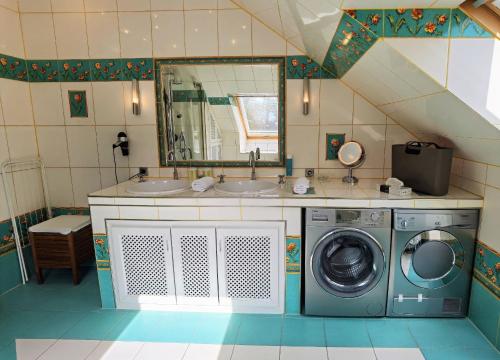 ein Badezimmer mit einem Waschbecken und einer Waschmaschine in der Unterkunft Ferienwohnung Katja in der Villa Seeblick in Bad Saarow