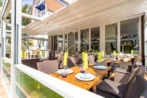 an outdoor dining room with tables and chairs at Ferienwohnung Katja in der Villa Seeblick in Bad Saarow