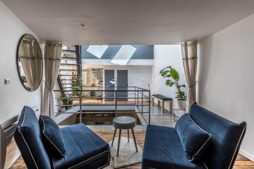 un salon avec un canapé et une table dans l'établissement L'Atypique-Le LOFT du Mans, au Mans