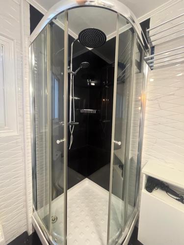 eine Dusche mit Glaskabine im Bad in der Unterkunft Salou Apartamento Premium a 150m Playa Zona Capellans Visita Port Aventura in Salou