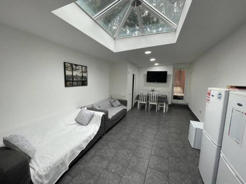 ein Schlafzimmer mit einem großen Bett und einem Dachfenster in der Unterkunft Cosy studio close to the university in Birmingham