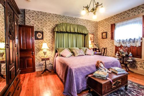 sypialnia z łóżkiem z fioletową narzutą w obiekcie Hollerstown Hill Bed and Breakfast w mieście Frederick