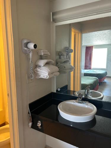 a bathroom with a sink and a mirror at Rodeway Inn in Washington