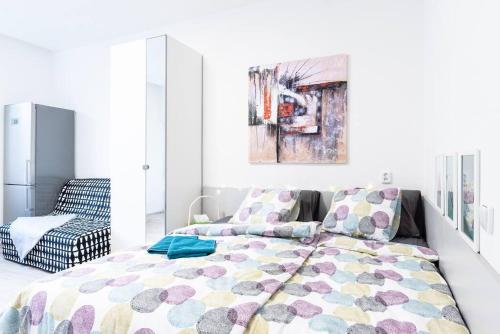 um quarto com uma cama e um quadro na parede em Tranquility Apartement - Brno em Brno