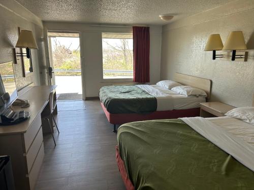 Ένα ή περισσότερα κρεβάτια σε δωμάτιο στο Rodeway Inn Washington PA