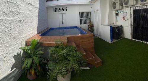 una piscina en medio de un patio con plantas en 2AG-1M CASA DE 2 HABITACIONES EN GETSEMANI CON JACUZZI Y WIFI, en Cartagena de Indias