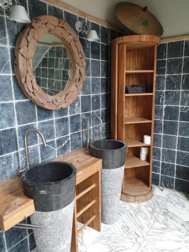 uma casa de banho com 2 lavatórios e um espelho em Landlust em Purmerend