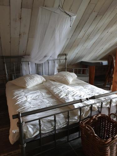 Bett in einem Zimmer mit Holzdecke in der Unterkunft Landlust in Purmerend