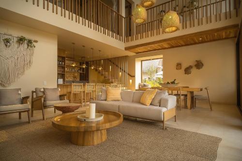 ein Wohnzimmer mit einem Sofa und einem Tisch in der Unterkunft Hotel Aimarawa in San Antero