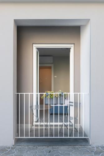 a balcony with a table and a chair at IDA di Ilaria Caprioglio in Varazze