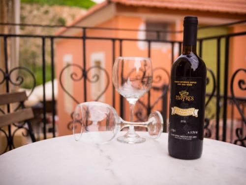 Una botella de vino y una copa en una mesa en Iliotropio Art, en La Canea