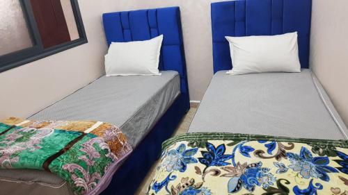 twee bedden naast elkaar in een kamer bij Dream House Sidi Ifni in Sidi Ifni