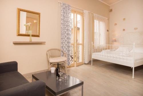 una sala de estar con una cama y una mesa en Iliotropio Art, en La Canea