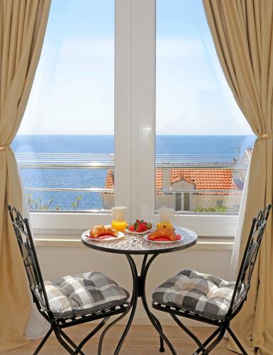 Blue Cliff Apartment