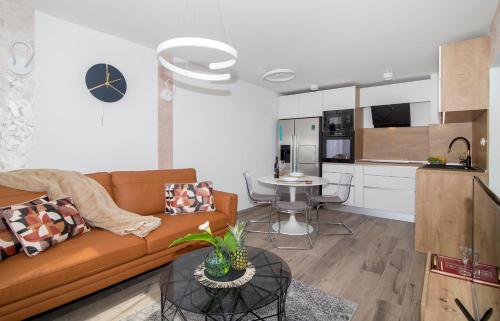 杜布罗夫尼克Blue Cliff Apartment的客厅里有一张沙发和一个厨房