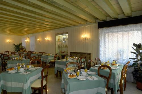 A restaurant or other place to eat at Albergo Basilea