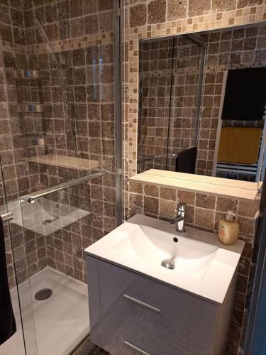 une salle de bain avec un lavabo et une douche dans l'établissement Coup de cœur à Sanary sur Mer, à Sanary-sur-Mer