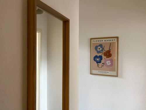a mirror on a wall with a picture of a flower market at Zentral, gemütlich, Messe nah! BE1L in Essen