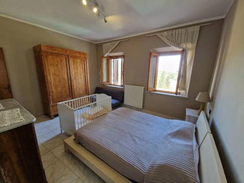 um quarto com uma cama num quarto em Casa Elena in Chianni em Chianni