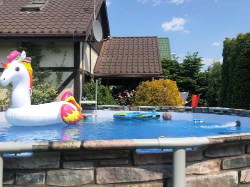 Billede fra billedgalleriet på Comfortable holiday home with garden, by the lake i Podamirowo