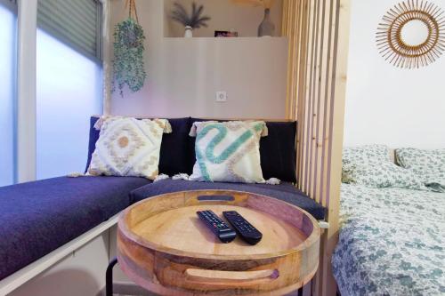 Postel nebo postele na pokoji v ubytování Studio design tout équipé avec netflix & terrasse