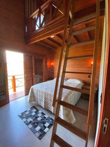 a ladder leading to a bunk bed in a room at Chalé dos Canyons Rio do Rastro in Bom Jardim da Serra