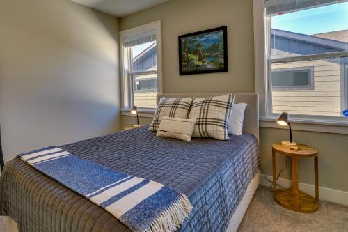 En eller flere senger på et rom på Stylish Montana Vacation Rental with Private Hot Tub